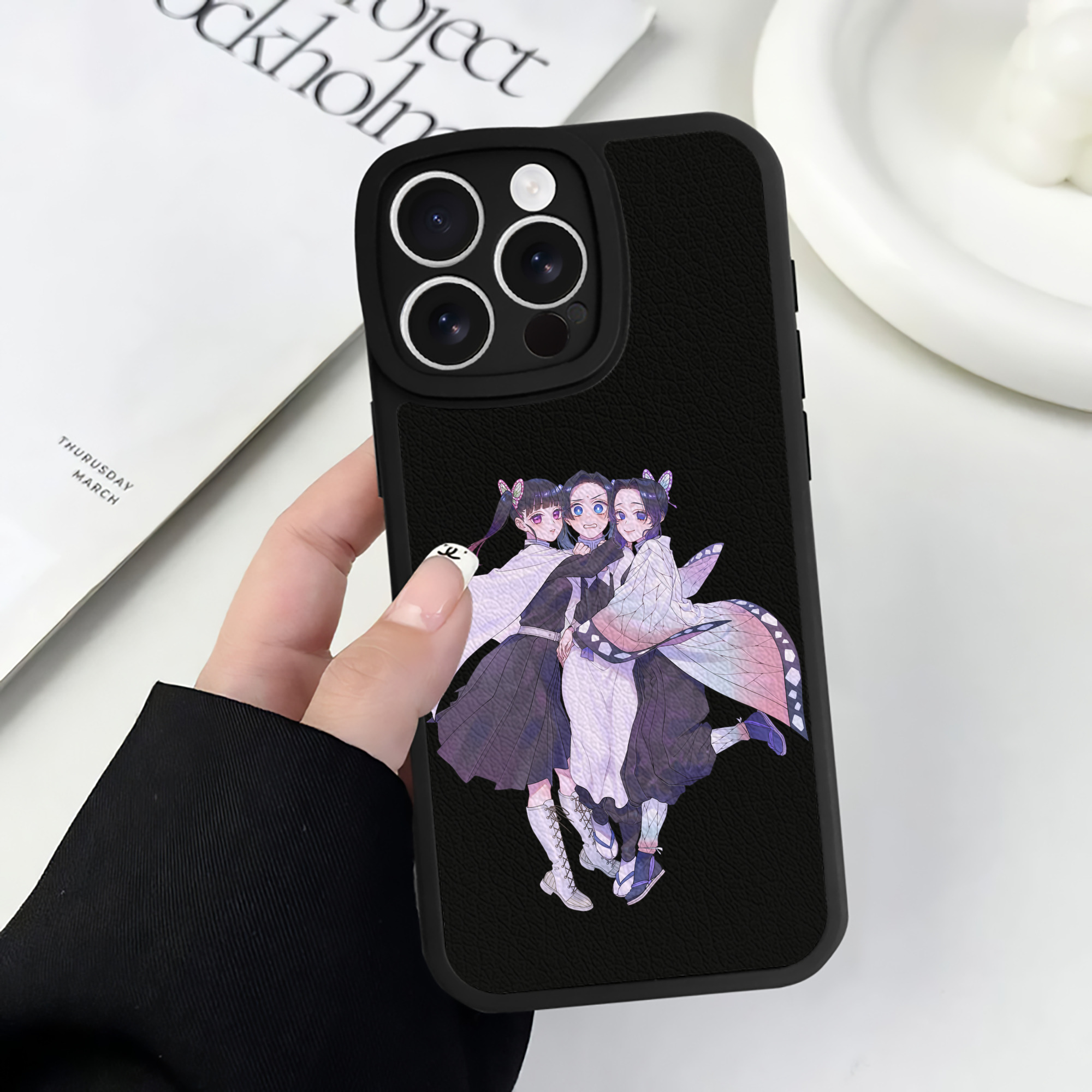（画像用） 鬼滅の刃（きめつのやいば）蟲柱-胡蝶 しのぶ／こちょう しのぶ Kochou Shinobu 【iPhone 16シリーズ対応】シリコンスマホケース（レザー調） 材質：シリコン